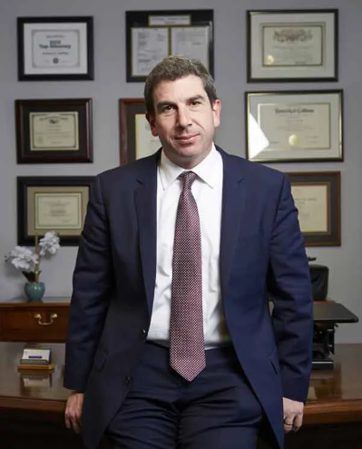 Joshua Haffner, abogado principal de Abogado Máximo, especialista en accidentes de auto y lesiones personales en San Fernando y el Valle de San Fernando, California